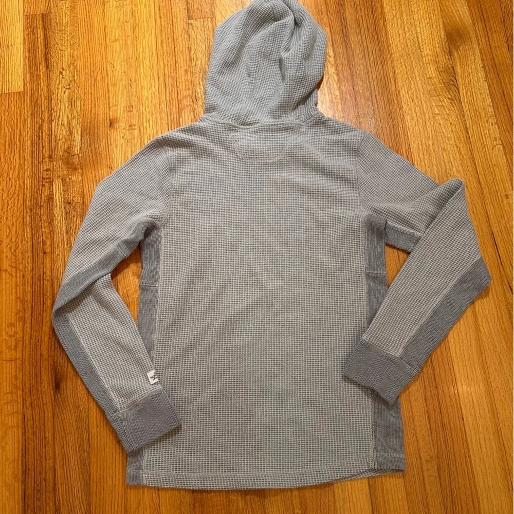 The North Face Men’s gray waffle-knit thermal pullover hoodie size M (v)